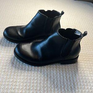 Gap ladies black slip-on boots US sz 6 Europe 36, elastic panels on both sides